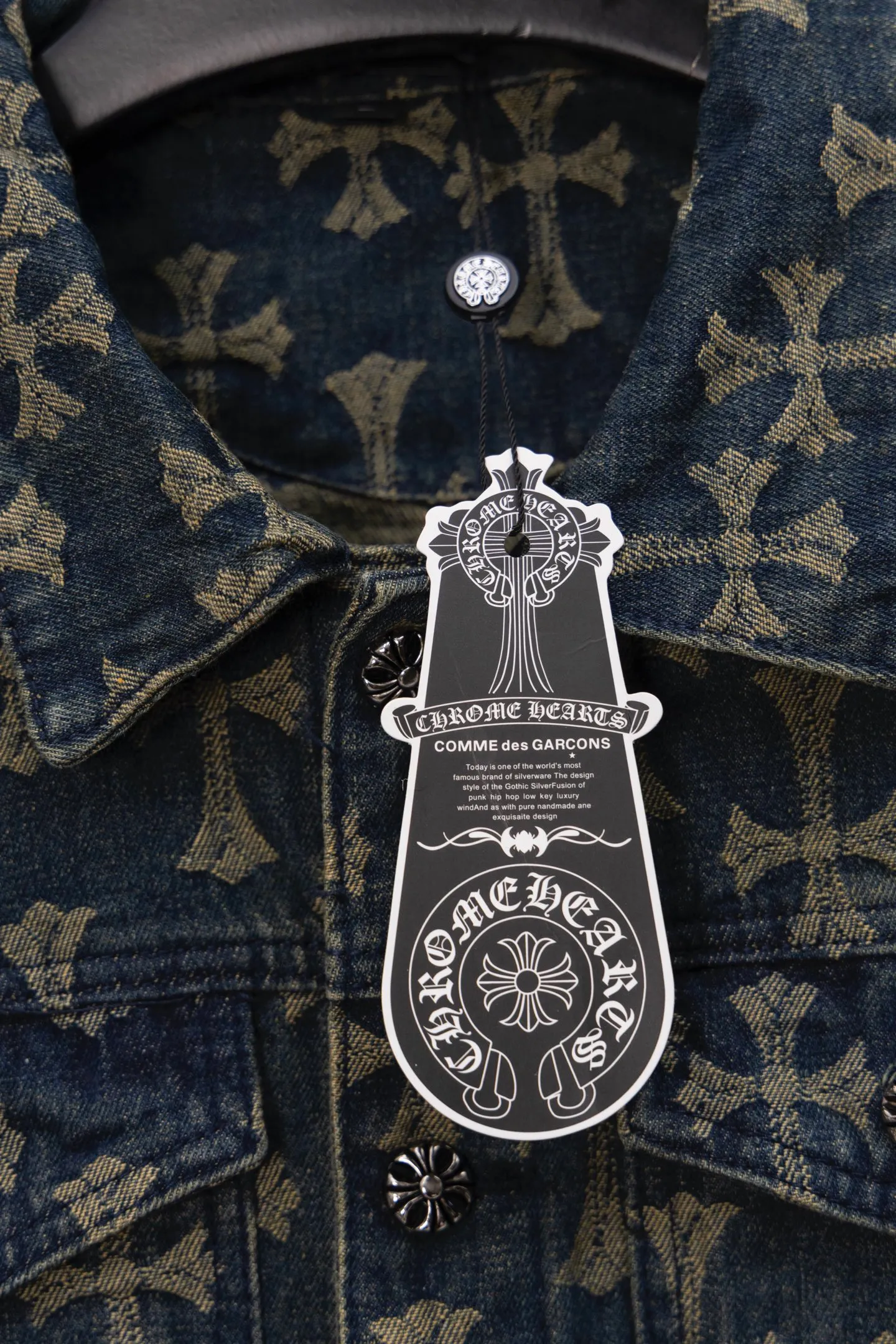 P240 Chrome Hearts CH Chrome Hearts double-sided all-over LOGO jacquard dark pattern heavy-duty denim jacket jeans denim suit same style as the Internet celebrity star's cross-printed denim jacket jeans, the unique cross design element plus all-over printing, full of design sense. It is made of 100% denim cotton fabric with heavy coarse yarn count, which ensures a stiff and tough silhouette while being soft, comfortable and breathable. The lapel is designed with silver buttons and is full of texture. The classic white cross logo is all over the dress, making it a perfect versatile style for spring and summer! Customized jacquard fabric, you can wear it in various styles. This gender-neutral shirt is a must-have for nightclubs. It can be worn as a jacket for both men and women. It can be easily worn by both men and women! The original loose version is made of high-quality pure cotton fabrics. The fabric pattern is high-definition and delicate without burrs. It is comfortable and breathable to wear. All the buttons are molded and customized. It is casual and fashionable and can be matched with any bottoms. It can be windproof and sunproof in spring and summer. It can be worn outside in autumn and winter! Easily concave shape makes you look slimmer and taller, perfect for both men and women! Color: Black Blue Size: Jacket S-XL Pants 28-36